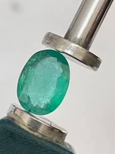 Lot de pierres précieuses vertes émeraude facettées, formes variées, pour la création de bijoux - Product Image 1