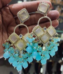 Boucles d'oreilles pendantes ethniques faites à la main avec motif carré et perles de couleur douce pour mariages et occasions spéciales - Product Image 6