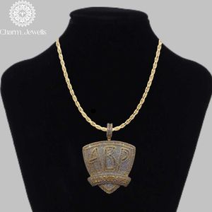 จี้ห้อยคอ Charm Jewells สไตล์ฮิปฮอป ประดับมอสซาไนต์และไข่มุกน้ำจืด รับรองโดย IGI เงินแท้ชุบทอง 18K ประดับเพชรแบบไมโครเพฟ เหมาะสำหรับทุกเพศทุกวัย ใช้ได้ทุกวัน - Product Image 2