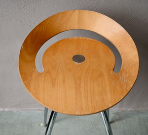 Tabouret de bar moderne en bois avec siège ergonomique incurvé et design robuste à quatre pieds, parfait pour le comptoir de cuisine et la salle à manger - Product Image 5