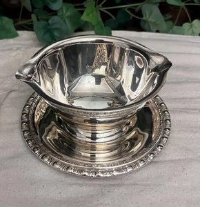 Salsera vintage de metal pulido con platillo, en tono plateado, con boquilla decorativa, plato para servir, tamaño y forma personalizados, vajilla. - Product Image 6
