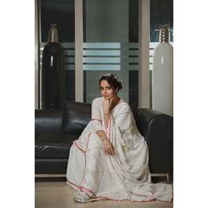 Ensemble de costume en satin blanc charismatique avec détails Gotta, disponible en taille XS - Product Image 5