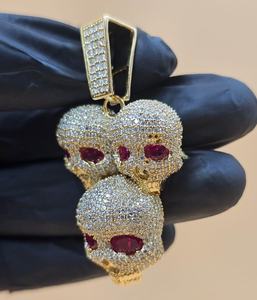 Colgante de triple calavera con ojos de rubí, chapado en plata de ley 925, joyería gótica para hombre, colgante hip-hop, colgante rapero, colgante bling. - Product Image 5