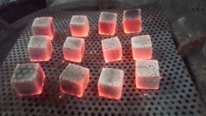 Profitez des plaisirs aromatiques du shisha, intensifiés par des charbons de coco en forme de cube pendant votre séance de chicha. - Product Image 4