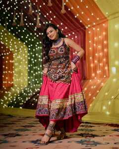 Lehenga Kurti indien traditionnel avec broderie Gamthi et travail de miroirs, dentelle Lampi, tissu rayonne rose, pour mariage et fiançailles, tenue féminine - Product Image 2