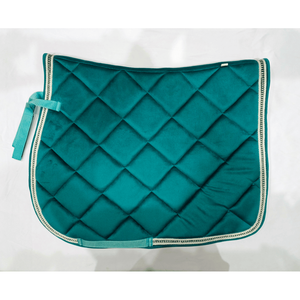 Tapis de selle en velours vert turquoise pour dressage avec bordure en pierres de diamant, disponible dans toutes les tailles et types – Produits équestres - Product Image 1