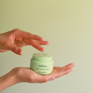 WELLOGY-Crema vegana verde para el cuidado de la piel facial calmante rica en niacinamida, principalmente para uso suave - Product Image 1