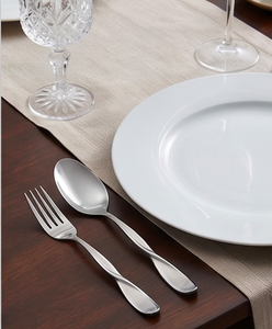 Juego de cubiertos elegantes de acero inoxidable moderno, cuchara, tenedor y cuchillo, perfecto para cenas elegantes y eventos. - Product Image 3