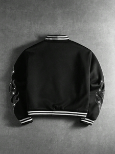 เสื้อแจ็คเก็ตวาร์ซิตี้สีดำสำหรับผู้ชาย กระดุมแป๊ก คอริบบ์ แขนลายกราฟิกเปลวไฟ สไตล์บอมเบอร์ สตรีทแวร์ เสื้อคลุม - Product Image 6