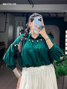 Nouvelle arrivée : Chemise Chinon avec détails en nacre et travail Gamthi et Lehenga blanc uni à volants superposés, tenue Navratri pour femme. - Product Image 6