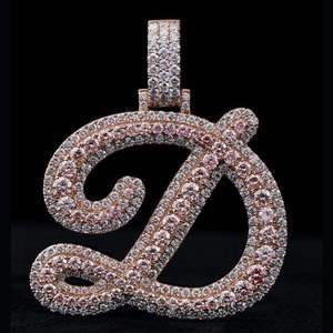 จี้ห้อยคอฮิปฮอปแบบกำหนดเองประดับเพชรโมอิสซาไนต์ VVS เงินแท้ 925 พร้อมใบรับรอง ชุบทองคำขาวและโรสโกลด์สองสี ตัวอักษรประดับเพชรเคลือบโรเดียม - Product Image 1
