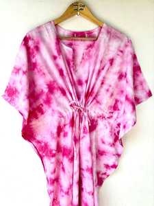ชุดเดรสยาวแบบคาฟตันลายมัดย้อมสีชมพูอินเดีย ผ้าฝ้ายเนื้อนุ่ม สวมใส่สบาย เหมาะสำหรับเป็นชุดคลุมอาบน้ำหรือชุดใส่พักผ่อนในรีสอร์ท - Product Image 6