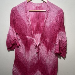 Top Rosa Intenso con Estampado Tie Dye para Mujer, Túnica Estilo Kaftan de Playa, Manga Abullonada 3/4, Vestido Elegante con Cuello en V Profundo y Amarre Frontal - Product Image 4