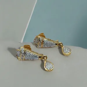 Élégantes boucles d'oreilles pendantes en or 22 carats avec diamants et design conique, bijoux de créateur stylés et breloque en forme de goutte d'eau pour femme, idéales pour le quotidien - Product Image 3