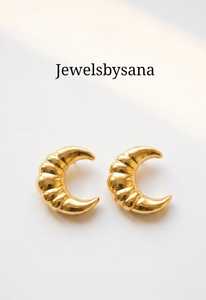 Pendientes de luna creciente dorada para mujer |   Modernos Pendientes en Forma de Luna Chapados en Oro |   Estilo Minimalista Dorado - Product Image 2