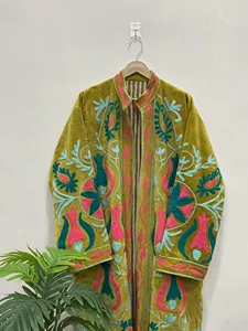 เสื้อแจ็คเก็ตกำมะหยี่ปักลายดอกไม้สีเหลืองมัสตาร์ดพรีเมียม ทรงยาวสไตล์ซูซานี คอตั้งแบบโบฮีเมียน เสื้อคลุมฤดูหนาวสำหรับผู้หญิง - Product Image 3