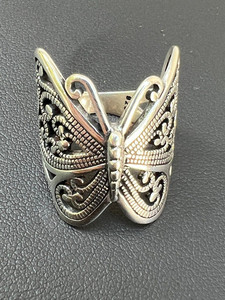 Anillo de cóctel de aleación con forma de mariposa, chapado en plata antigua, estilo vintage, para joyería de moda unisex. - Product Image 1