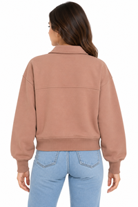 Chaqueta casual de invierno para mujer de poliéster color rosa empolvado con cremallera de un cuarto, cuello alto, capucha ajustable con cordones y bolsillo frontal tipo canguro. - Product Image 3