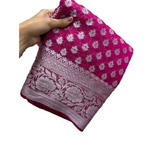 ส่าหรีงานขอบผ้าแจ็คการ์ดสีเงินผ้าโปร่งบางสีชมพูที่น่าสนใจ - Product Image 1