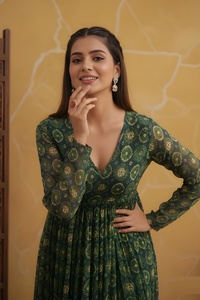 Ensemble pantalon et kurta évasé en soie Delta imprimé feuille d'argent vert pour femme |   Vêtement ethnique à manches longues et col en V - Product Image 2