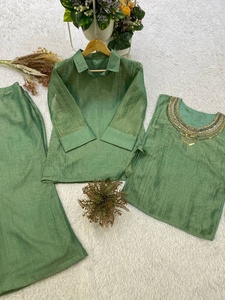 Traje Salwar de color verde con cuello con trabajo artesanal, corte holgado, estilo tradicional y casual para mujer. - Product Image 5