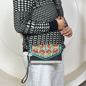 Bolso de Mano Tipo Clutch y Bandolera Mini para Mujer, Nuevo, de Marca Famosa, con Bordado Floral en Cuero Vacuno Repujado, Estilo Boho - Product Image 4