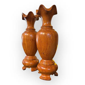 Un par de jarrones decorativos sencillos hechos de madera aromática, perfectos para exhibir y decorar. - Product Image 3