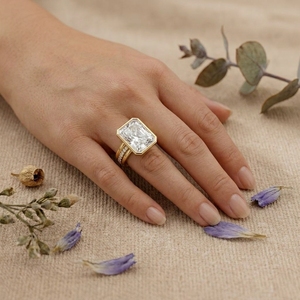 Bague de fiançailles 3 carats en or 14K avec moissanite taille radiant sertie clos, pavé, design géométrique moderne et luxueux pour mariage et fête - Product Image 6