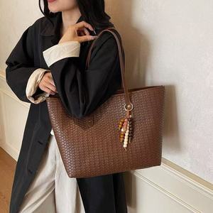Nouveau sac fourre-tout en cuir PU pour femmes, couleur unie, grande capacité, bandoulière simple, voyage, shopping, extérieur - Product Image 1