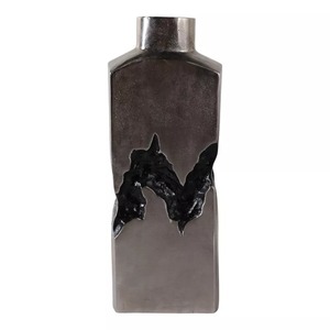 Vase de table artisanal en métal brut, design industriel, motif chauve-souris en relief, finition argentée, texture rustique, décoratif - Product Image 1