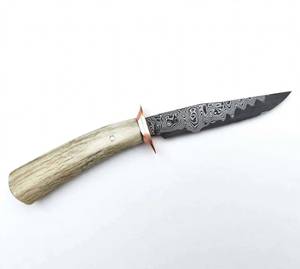 Herramienta utilitaria para exteriores de acero damasco de perfil recto, hecha a mano, con mango de hueso y guardacuchilla de cobre. - Product Image 1