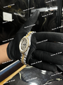 Reloj de Lujo con Esfera Romana de Dos Tonos y Diamantes Cultivados en Laboratorio VVS, Bisel de Acero Inoxidable y Diseño con Indicador de Fecha - Product Image 3