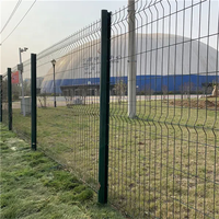 Panneau de clôture en treillis soudé incurvé 3D, galvanisé, revêtu de PVC, à plis triangulaires en V, pour la sécurité des aéroports, des écoles et des jardins