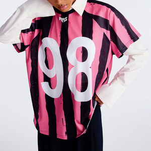 เสื้อเจอร์ซีย์อเมริกันฟุตบอลผู้หญิงสีชมพูลายทางผ้าตาข่ายทรงโอเวอร์ไซส์ สตรีทแวร์ เสื้อกีฬา สั่งทำหมายเลขได้ ชุดทีม ผลิตโดยโรงงาน OEM รับออเดอร์จำนวนมาก - Product Image 4