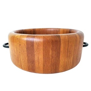 Cuenco de madera de teca con asas de metal para servir y exhibir diseño único de madera decoración moderna y rústica para el hogar uso en la cocina - Product Image 1