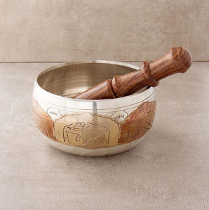 Cuenco tibetano antiguo de latón con grabados intrincados, con cojín y mazo, disponible a precios de mayorista. - Product Image 3