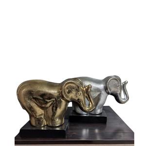 Sculpture décorative en métal design avec un style moderne pour les maisons de luxe, les bureaux et les intérieurs de boutiques - Product Image 5