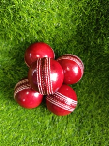 Pelota de Cricket Cosida a Mano en Cuero Rojo, Pelota Dura para Entrenamiento Profesional - Product Image 3