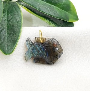 Pendentif en forme de poisson en labradorite sculpté à la main - Breloques plaquées or faites à la main - Pierres sculptées en gros - Product Image 1