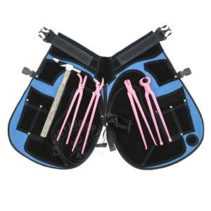 Kit professionnel de ferrage pour le retrait de fer à cheval et le travail des ongles avec tablier, marteau noir, outil de retrait rose, outil de dépose d'ongles et outil de pose de clous - Product Image 1