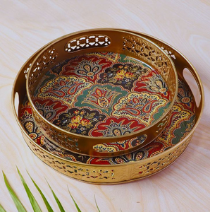 Bandeja de metal dorado festoneada con arte tradicional de vacas sagradas y loto, exquisito pichwai de metal disponible a precios de mayoreo. - Product Image 5