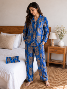 Conjunto de Pijama de Lujo Ecológico de 3 Piezas para Mujer, 100% Algodón, Estampado de Tigre, Camisa con Botones, Pantalón y Bolsa a Juego - Product Image 1