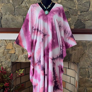 Robe caftan en rayonne tie-dye shibori violet bohème, grande taille, coupe décontractée et fluide, tenue artistique pour femme - Product Image 1