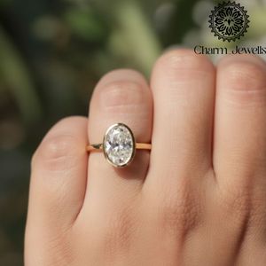 แหวนมอยซาไนต์ทรงวงรี Charm_Jewells ทอง 18K ประดับแบบ Bezel Setting แหวนหมั้นคลาสสิก เครื่องประดับสำหรับทุกเพศ - Product Image 2