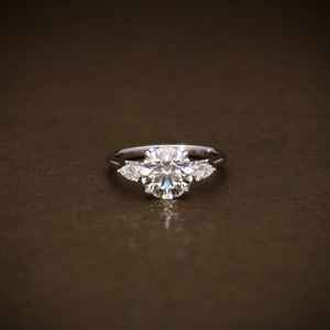 Precioso Anillo de Tres Piedras de Moissanita con Corte Redondo para Mujer, Plata 925 Original, Ideal para Regalo de Cumpleaños para Novia - Product Image 1