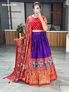 ชุดเลเฮนกา-โชลีและผ้าคลุมไหล่ คอลเลคชั่นพรีเมียม ดีไซน์ใหม่ ผ้าไหมโดลา พิมพ์ลายปาโตลาและปายทานี พร้อมงานปักฟอยล์ จากซัพพลายเออร์อินเดีย - Product Image 2