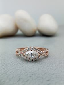 Anillo de Compromiso y Boda D'VINS JEWELS con Forma de Marquesa, Corte Brillante, Color D, Blanco, Plateado, Dorado, con Diamantes Cultivados en Laboratorio - Product Image 2