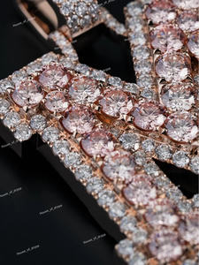 Colgante Letra M Iced Out con Moissanita Plateada y Piedras Rosas, Aspecto de Diamante, Engaste Pavé, Joyería de Declaración Estilo Hip Hop - Product Image 4