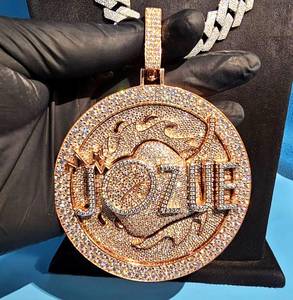 Charme unisexe de luxe Hip Hop en argent sterling plaqué or rose, serti de moissanite micro-pavée à griffes, taille brillant rond, thème Jozue - Product Image 2
