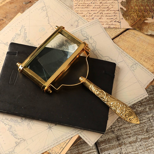 Ensemble de trois loupes en laiton antique sur supports rectangulaires de tailles graduées. Disponible aux prix de gros. - Product Image 2